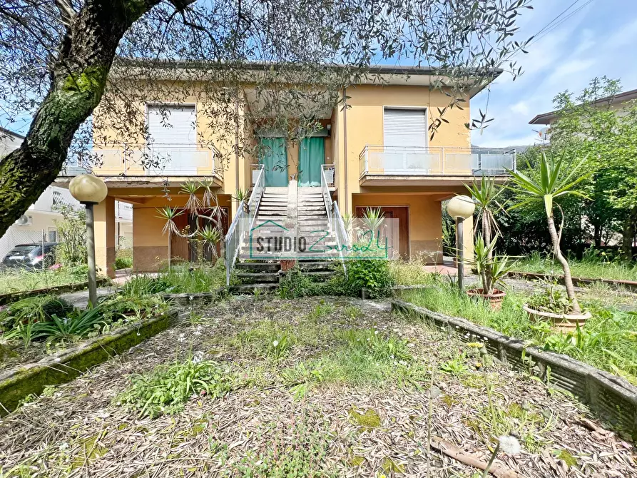 Immagine 1 di Villa in vendita  in via Amatore Sciesa 23 a Camaiore