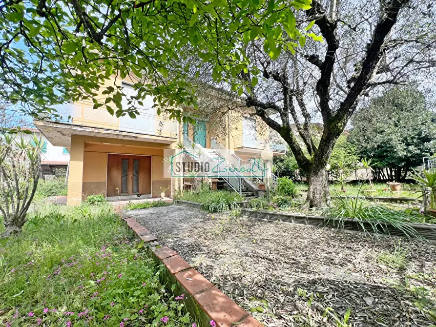 Immagine 2 di Villa in vendita  in via Amatore Sciesa 23 a Camaiore