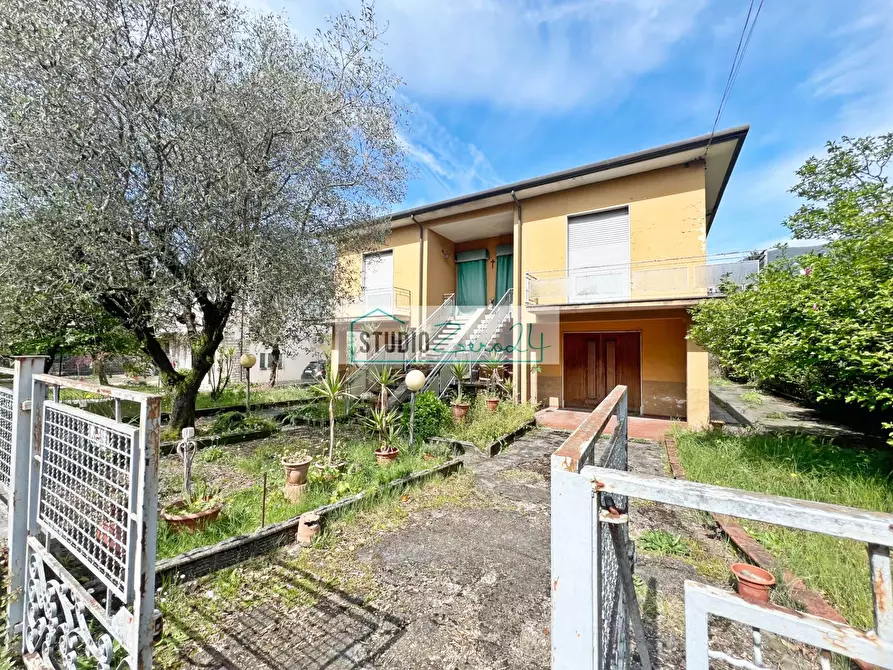 Immagine 7 di Villa in vendita  in via Amatore Sciesa 23 a Camaiore