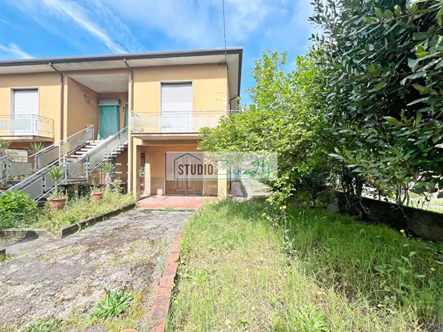 Immagine 8 di Villa in vendita  in via Amatore Sciesa 23 a Camaiore