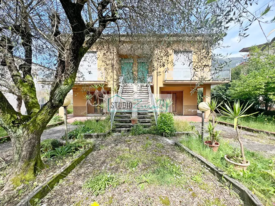 Immagine 9 di Villa in vendita  in via Amatore Sciesa 23 a Camaiore