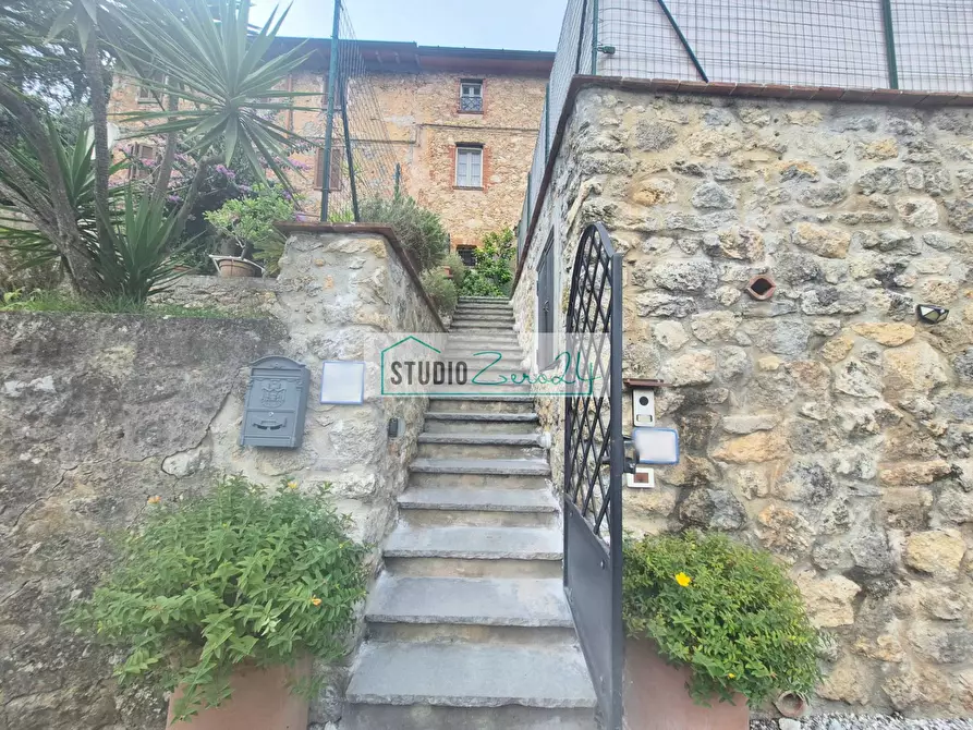 Immagine 2 di Casa semindipendente in vendita  in Via Montebello 15 a Camaiore