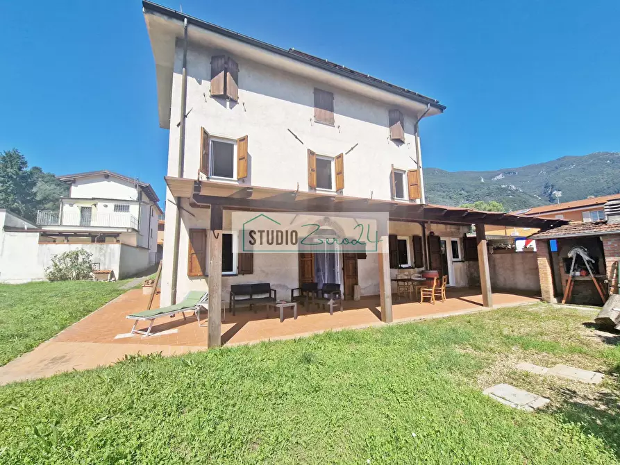 Immagine 1 di Villa in vendita  in Via Della Serra 22 a Camaiore