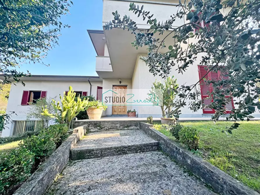 Immagine 2 di Villa in vendita  in via di rigoli a Camaiore