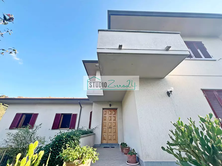 Immagine 3 di Villa in vendita  in via di rigoli a Camaiore