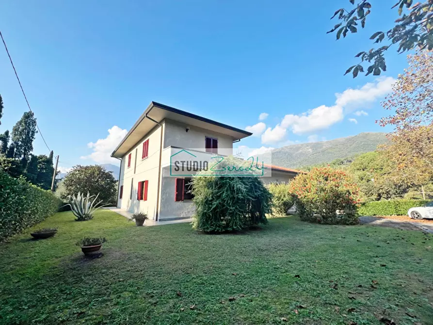 Immagine 1 di Villa in vendita  in via di rigoli a Camaiore