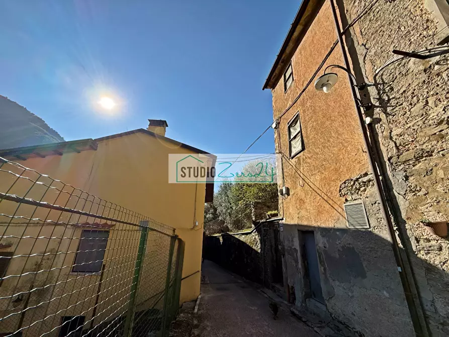 Immagine 3 di Casa semindipendente in vendita  in via tardoni a Camaiore