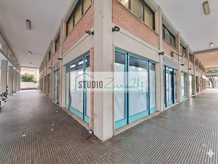 Immagine 1 di Locale commerciale in vendita  in Viale Cristoforo Colombo a Camaiore