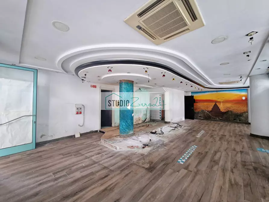 Immagine 4 di Locale commerciale in vendita  in Viale Cristoforo Colombo a Camaiore