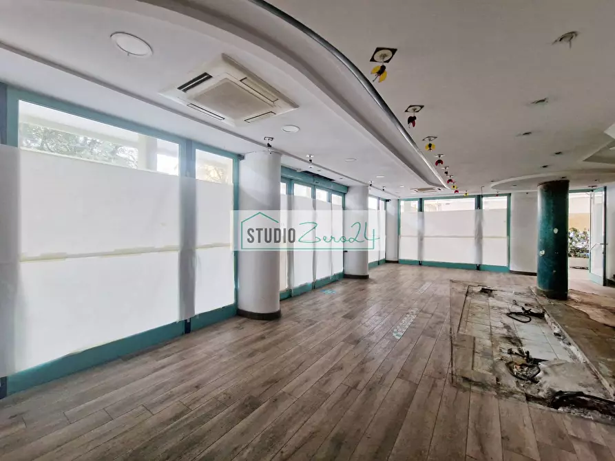 Immagine 2 di Locale commerciale in vendita  in Viale Cristoforo Colombo a Camaiore