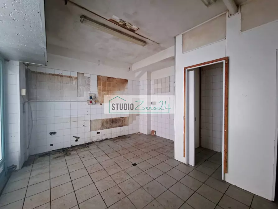 Immagine 7 di Locale commerciale in vendita  in Viale Cristoforo Colombo a Camaiore