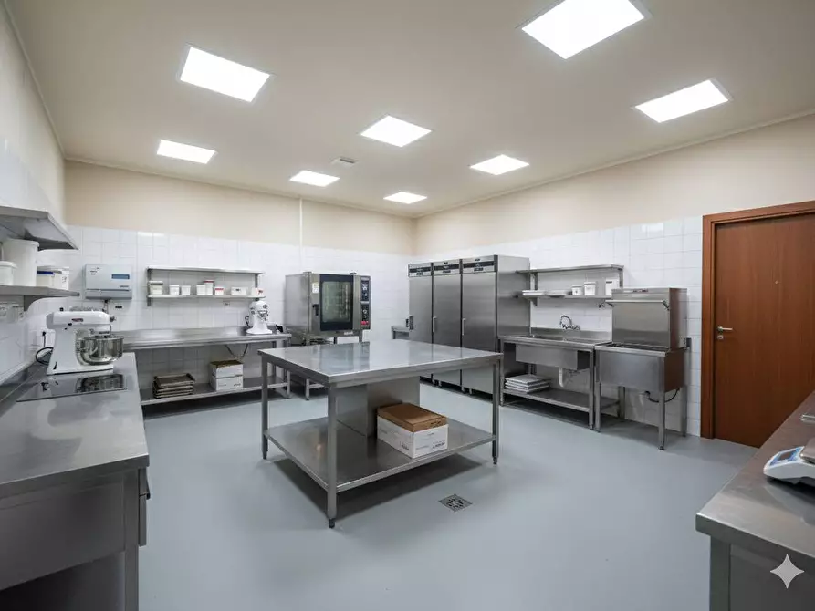 Immagine 8 di Locale commerciale in vendita  in Viale Cristoforo Colombo a Camaiore