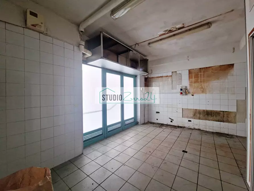 Immagine 9 di Locale commerciale in vendita  in Viale Cristoforo Colombo a Camaiore