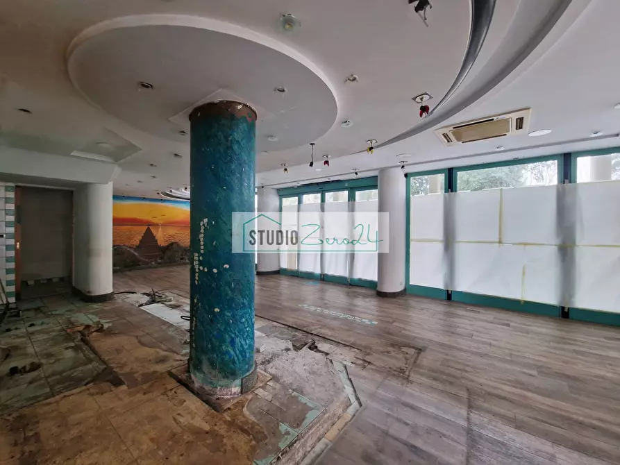 Immagine 10 di Locale commerciale in vendita  in Viale Cristoforo Colombo a Camaiore