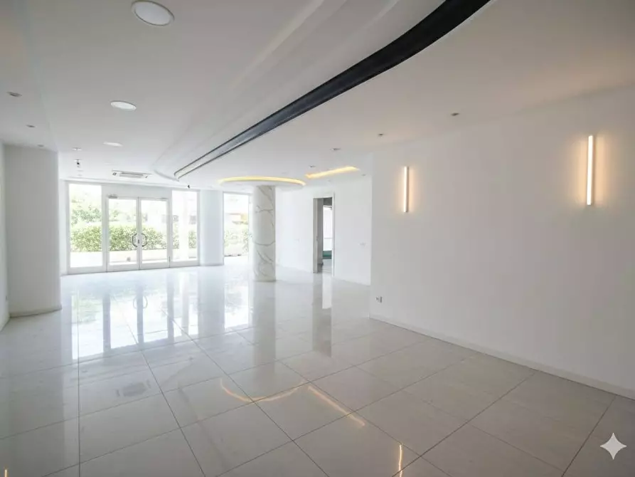 Immagine 11 di Locale commerciale in vendita  in Viale Cristoforo Colombo a Camaiore