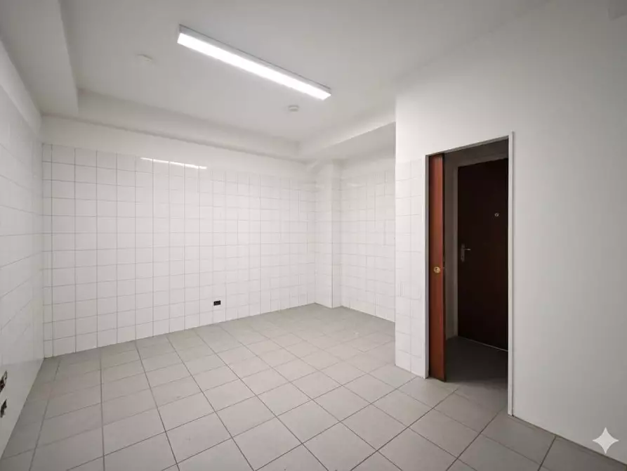 Immagine 13 di Locale commerciale in vendita  in Viale Cristoforo Colombo a Camaiore