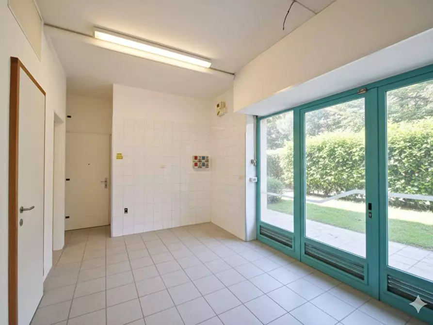 Immagine 16 di Locale commerciale in vendita  in Viale Cristoforo Colombo a Camaiore