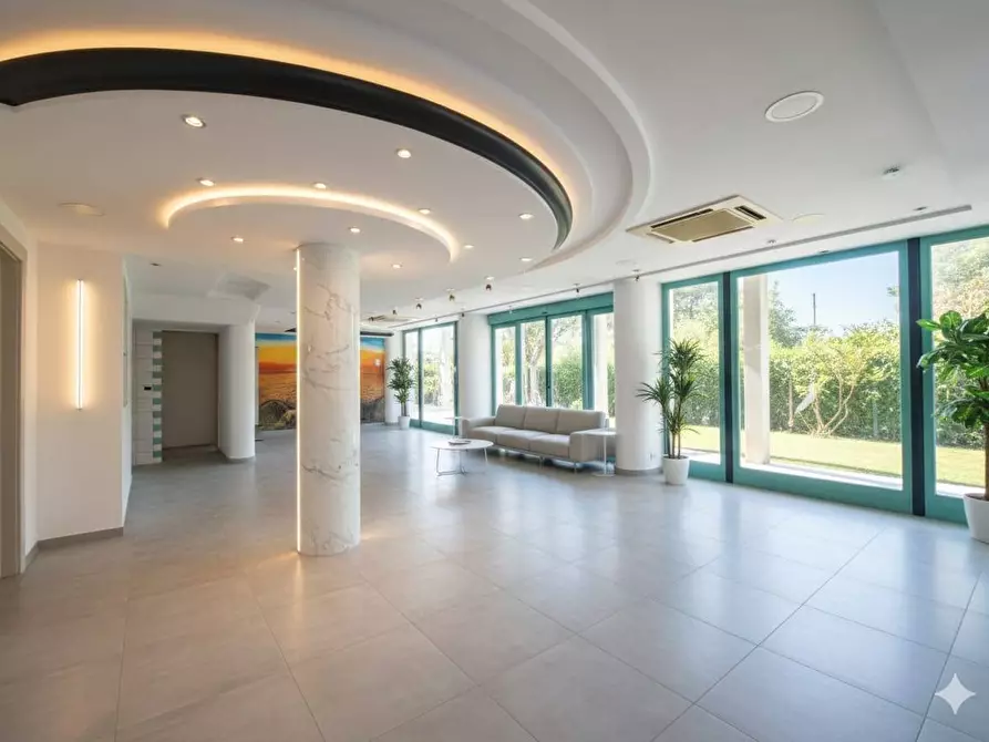 Immagine 9 di Locale commerciale in vendita  in Viale Cristoforo Colombo a Camaiore