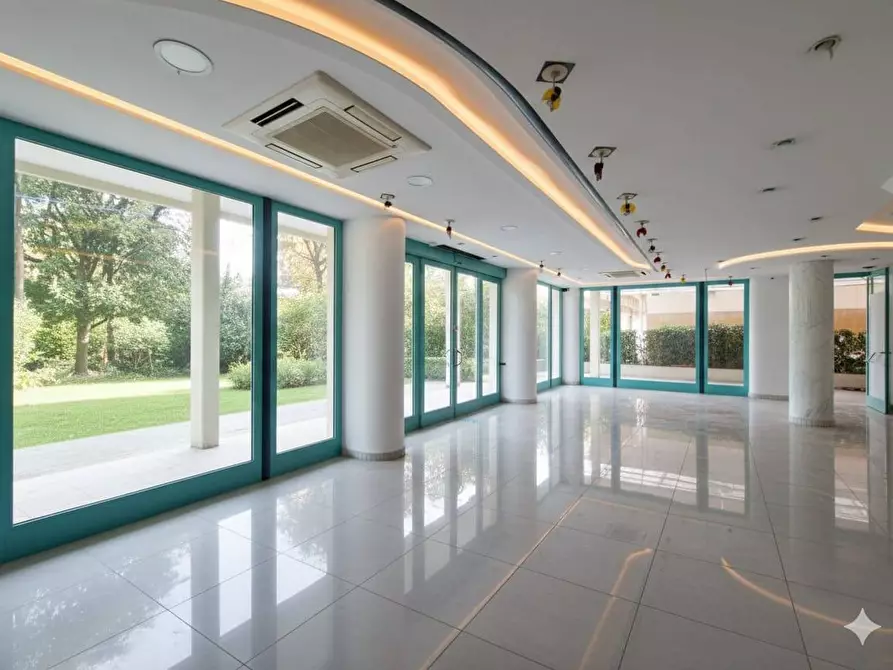 Immagine 5 di Locale commerciale in vendita  in Viale Cristoforo Colombo a Camaiore