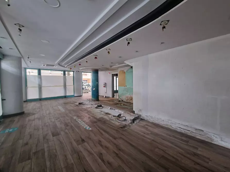 Immagine 10 di Locale commerciale in vendita  in Viale Cristoforo Colombo a Camaiore