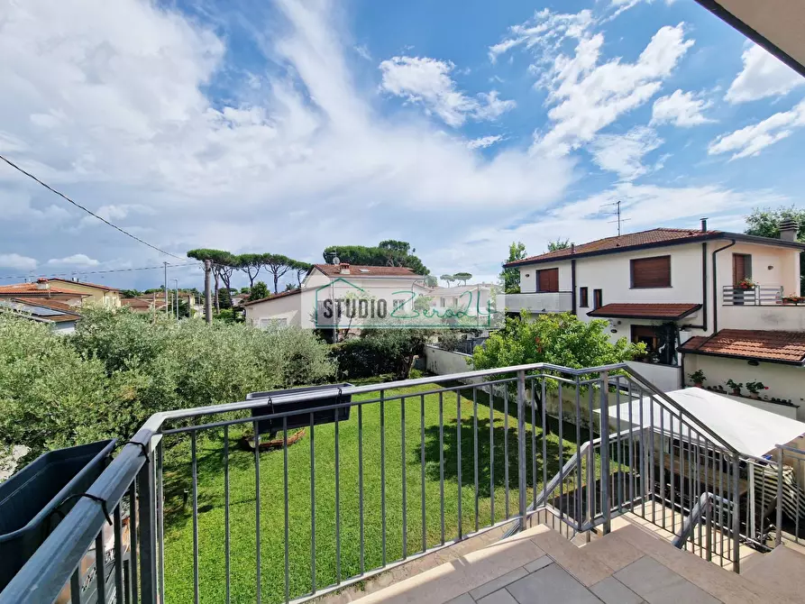 Immagine 5 di Appartamento in vendita  in Via Mincio a Camaiore