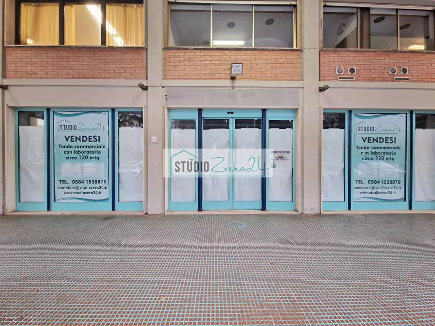 Immagine 1 di Locale commerciale in vendita  in Viale Cristoforo Colombo a Camaiore