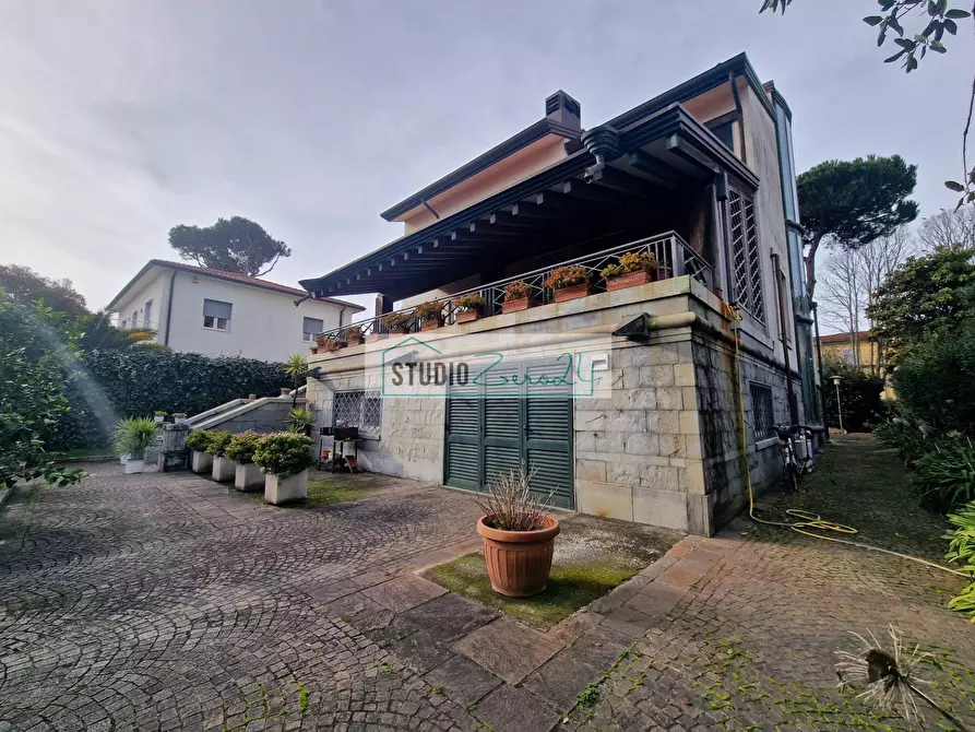 Immagine 4 di Villa in vendita  in Via garibaldi a Camaiore