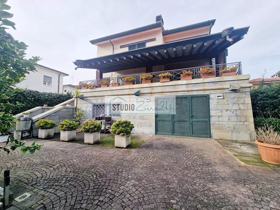 Immagine 5 di Villa in vendita  in Via garibaldi a Camaiore