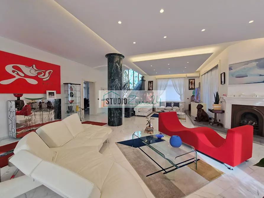 Immagine 1 di Villa in vendita  in Via garibaldi a Camaiore