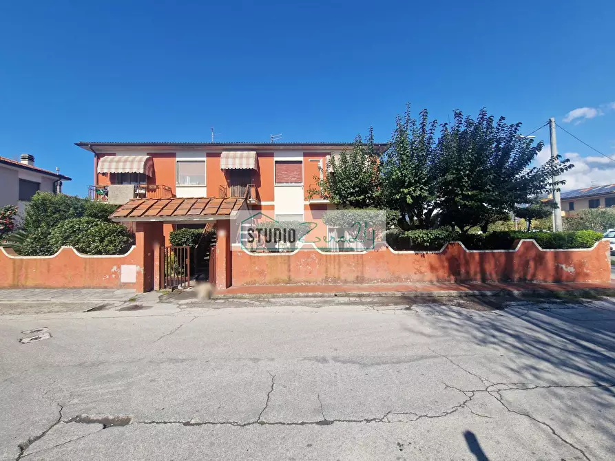 Immagine 2 di Appartamento in vendita  in Via Tulipani a Camaiore