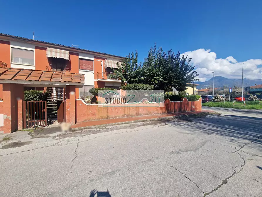 Immagine 3 di Appartamento in vendita  in Via Tulipani a Camaiore