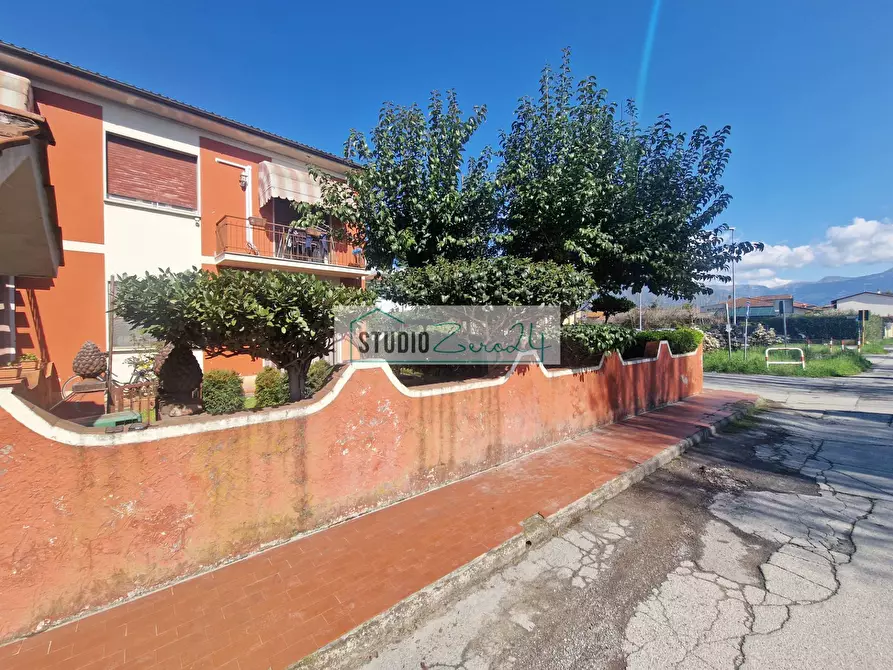 Immagine 5 di Appartamento in vendita  in Via Tulipani a Camaiore