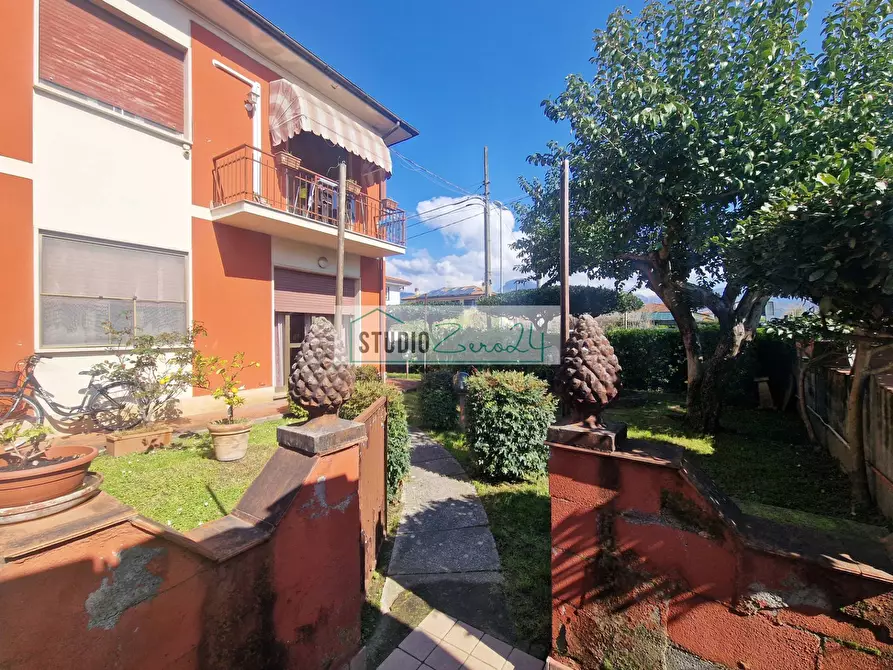 Immagine 1 di Appartamento in vendita  in Via Tulipani a Camaiore