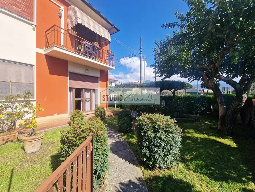 Immagine 4 di Appartamento in vendita  in Via Tulipani a Camaiore