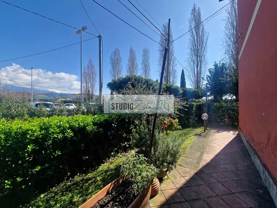 Immagine 35 di Appartamento in vendita  in Via Tulipani a Camaiore