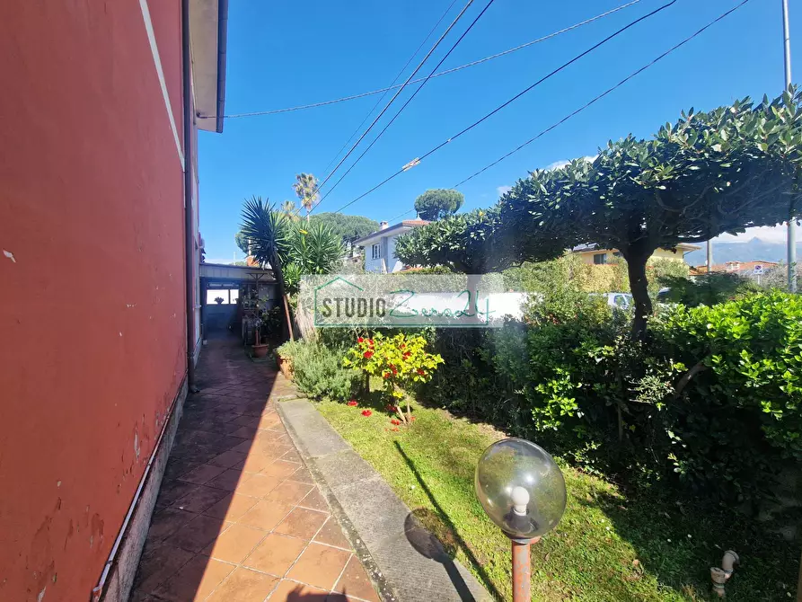 Immagine 36 di Appartamento in vendita  in Via Tulipani a Camaiore