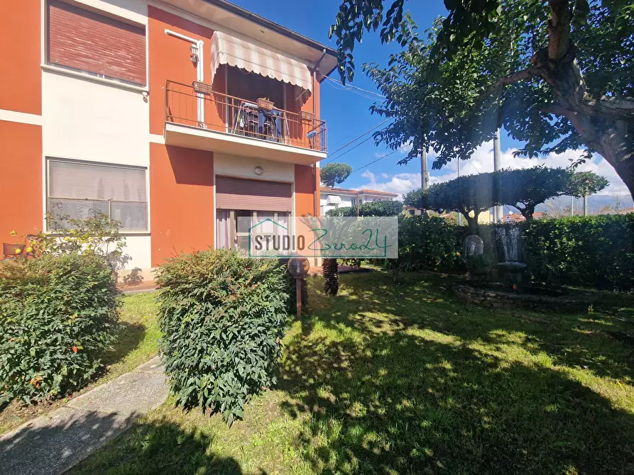 Immagine 41 di Appartamento in vendita  in Via Tulipani a Camaiore