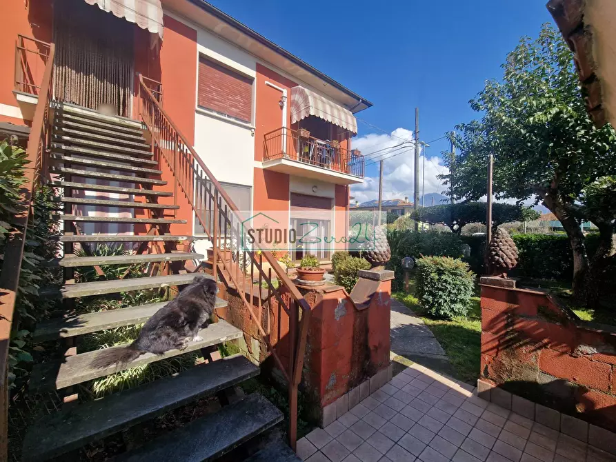 Immagine 42 di Appartamento in vendita  in Via Tulipani a Camaiore