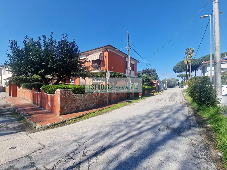 Immagine 43 di Appartamento in vendita  in Via Tulipani a Camaiore