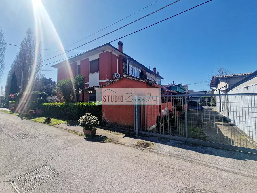 Immagine 45 di Appartamento in vendita  in Via Tulipani a Camaiore