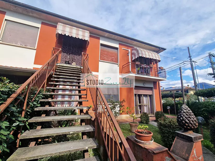 Immagine 2 di Appartamento in vendita  a Camaiore