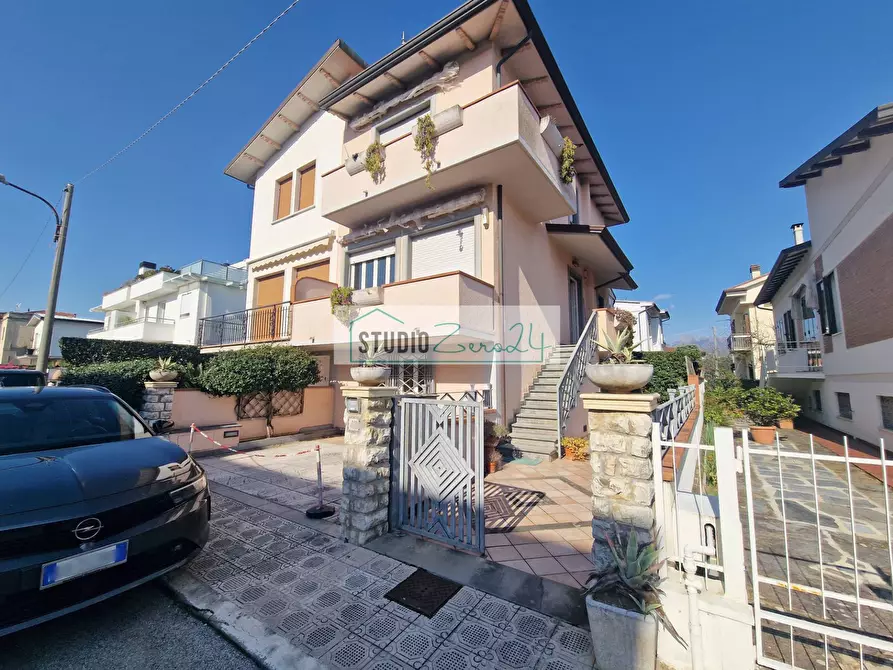 Immagine 2 di Casa semindipendente in vendita  in via Marconi a Camaiore