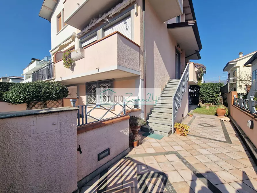 Immagine 4 di Casa semindipendente in vendita  in via Marconi a Camaiore