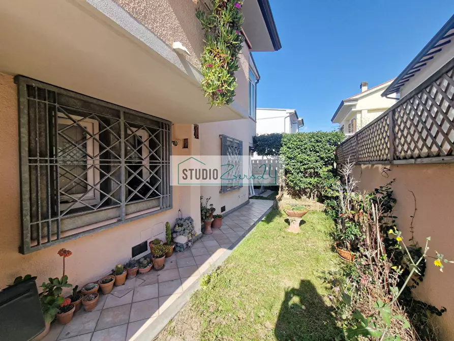 Immagine 31 di Casa semindipendente in vendita  in via Marconi a Camaiore