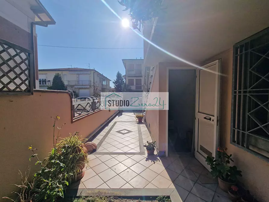 Immagine 30 di Casa semindipendente in vendita  in via Marconi a Camaiore