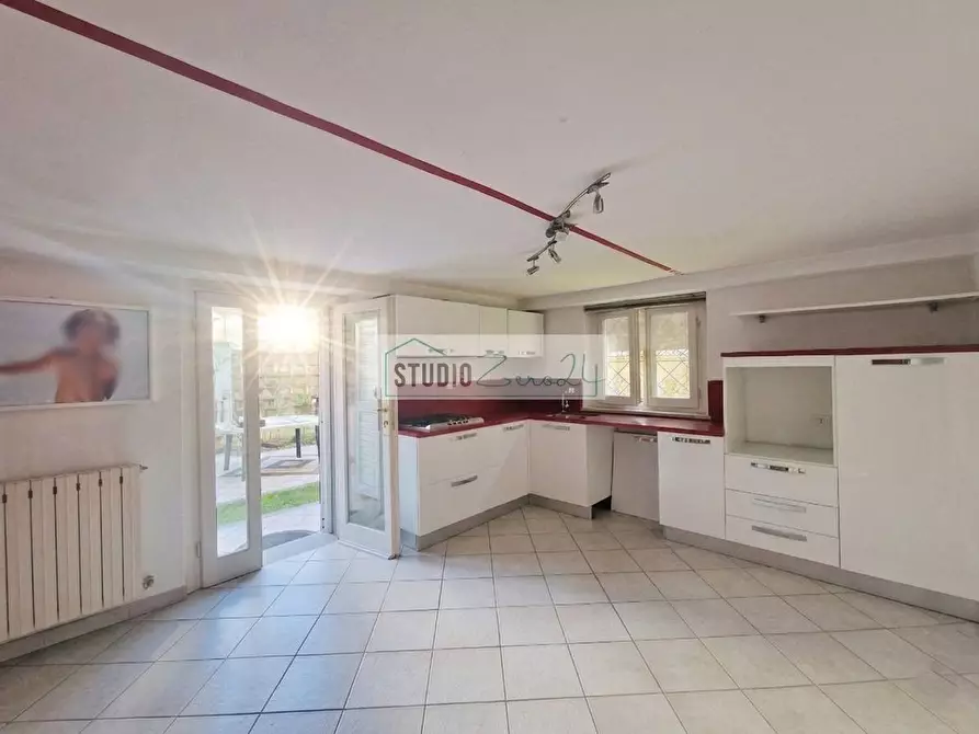 Immagine 36 di Casa semindipendente in vendita  in via Marconi a Camaiore