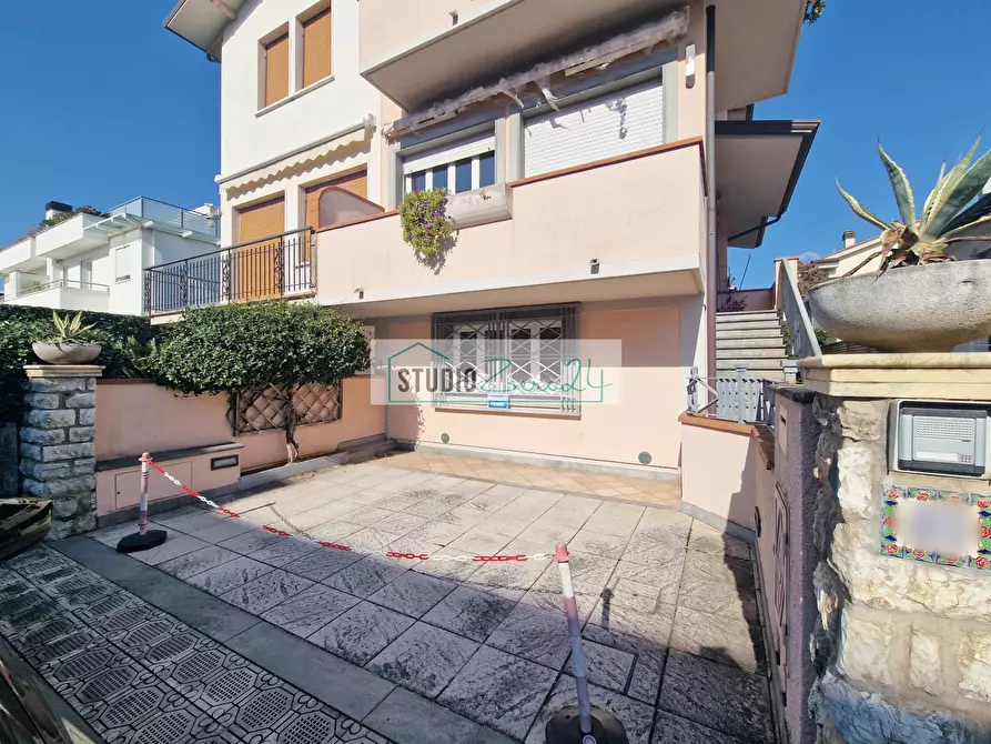 Immagine 3 di Casa semindipendente in vendita  in via Marconi a Camaiore
