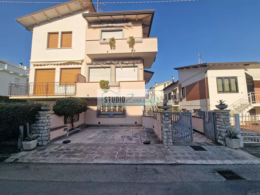 Immagine 1 di Casa semindipendente in vendita  in via Marconi a Camaiore