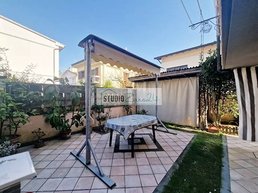 Immagine 33 di Casa semindipendente in vendita  in via Marconi a Camaiore