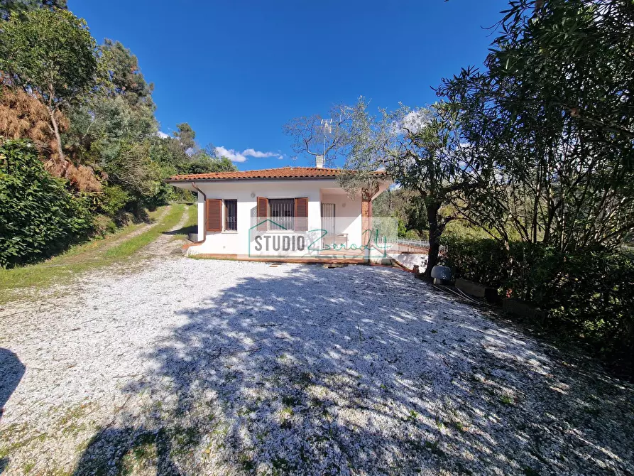Immagine 1 di Villa in vendita  in Via del Pezzigno 15 a Camaiore